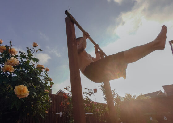 Outdoor bodyweight training in a garden as part of healthy habits for fat loss